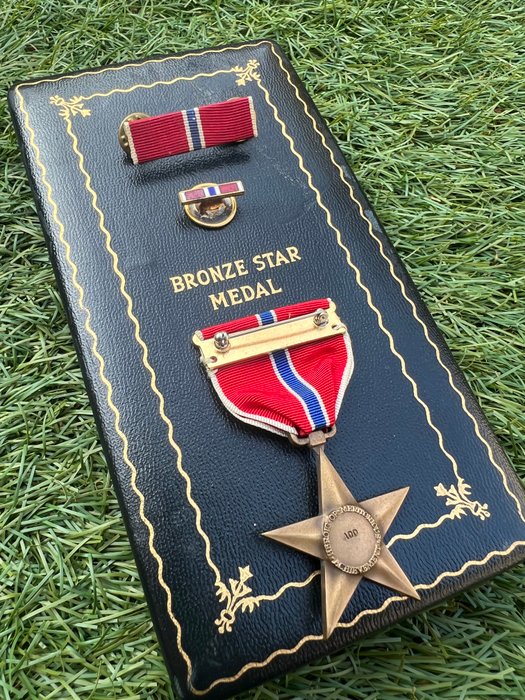 Förenta staterna - Medalje - US WW2 Bronze Star in orig box + ribbon bar + pin - with initials engraved / named