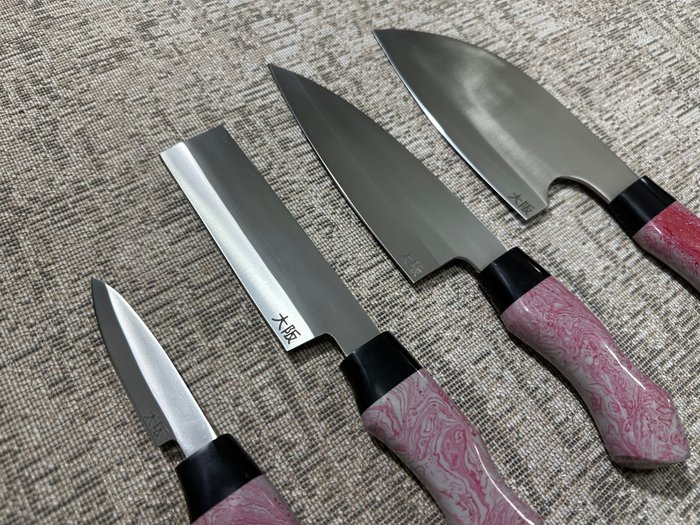 Køkkenkniv - Chef's knife -  Japanske D2 stålhakker, Santoku, Nakiri  Petty Chef knive - D2 Steel  Designing Mix Udsøgt sortfarvet harpikshåndtag - Japan