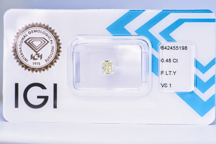 Ingen mindstepris - 1 pcs Diamant  (Naturfarvet)  - 048 ct - Radiant - Fancy light Gul - VS1 - International Gemological Institute (IGI)