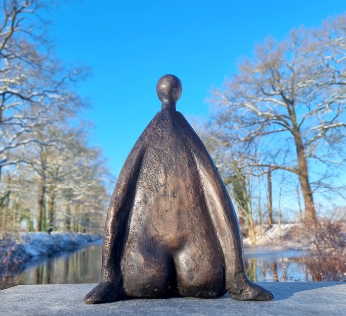 Skulptur, Contemporary seated woman - 45 cm - Bronze