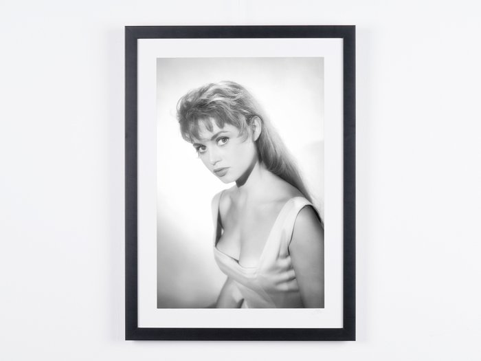 Marilyn Monroe  1955 - La lumière de l'autre côté de la rue - Fine Art Photography - Luxury Wooden Framed 70X50 cm - Limited Edition Nr 02 of 30 - Serial ID 20103 - Original Certificate (COA), Hologram Logo Editor and QR Code - 100% New items.