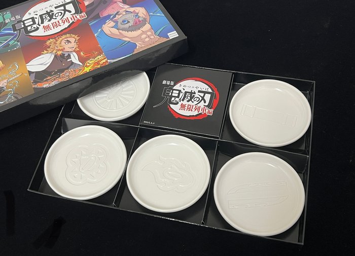 Demon Slayer: Kimetsu no Yaiba - 3 Tableware Gift Box, Purse and Illustration Board