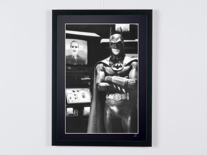 Batman 1989 - Michael Keaton as « Batman - Bruce Wayne » - Fine Art Photography - Luxury Wooden Framed 70X50 cm- Limited Edition Nr 06 of 30 - Serial ID 30380 - Original Certificate (COA), Hologram Logo Editor and QR Code - 100% New items.