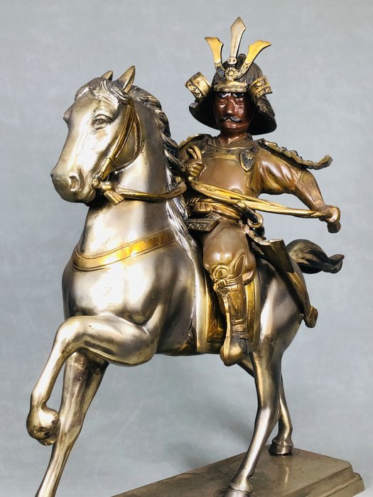 Takaoka kobbertøj - Kusunoki Masashige 楠木正成 - En stor statue af Kusunoki Masashige, en fremragende fremragende militærstrateg - Shōwa-periode (1926-1989)