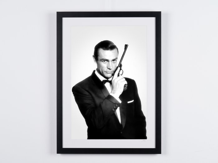 James Bond 007: Dr. No, Sean Connery as 007 - Fine Art Photography - Luxury Wooden Framed 70X50 cm - Limited Edition Nr 09 of 50 - Serial ID 15936 - Original Certificate (COA), Hologram Logo Editor and QR Code - 100% New items.