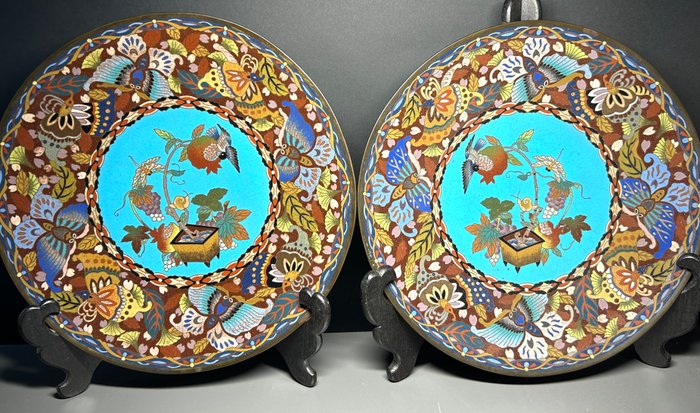 ANTIKKE PAR JAPANSKE CLOISONNE PLADER, Ø 30CM, MEIJI PERIODE - Bronze, Emalje - Japan - Meiji-perioden (1868-1912)