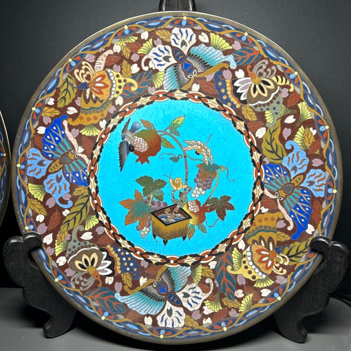 ANTIKKE PAR JAPANSKE CLOISONNE PLADER, Ø 30CM, MEIJI PERIODE - Bronze, Emalje - Japan - Meiji-perioden (1868-1912)