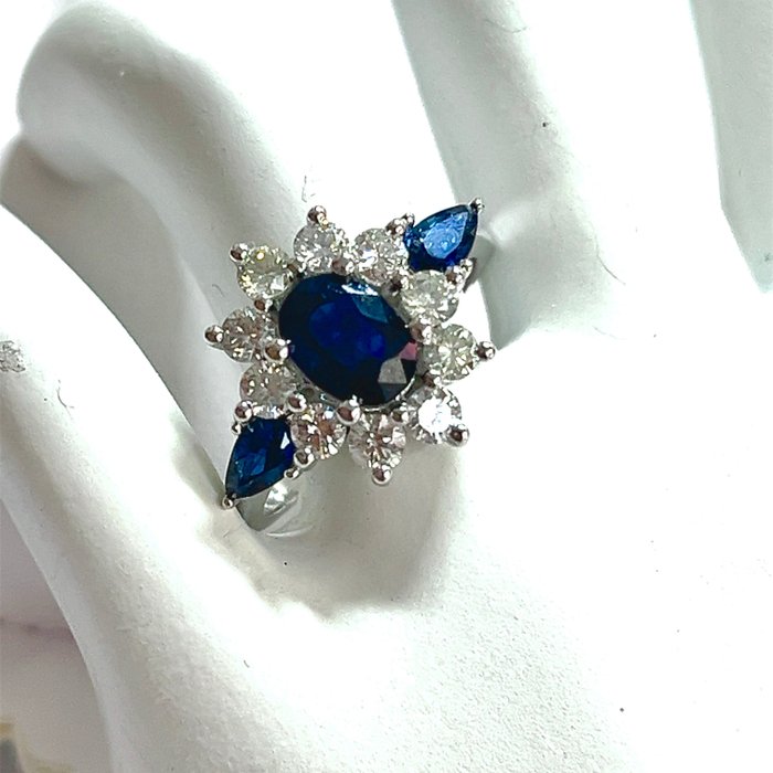 Ring - 14 karat Hvidguld -  2.35ct. tw. Safir - Diamant