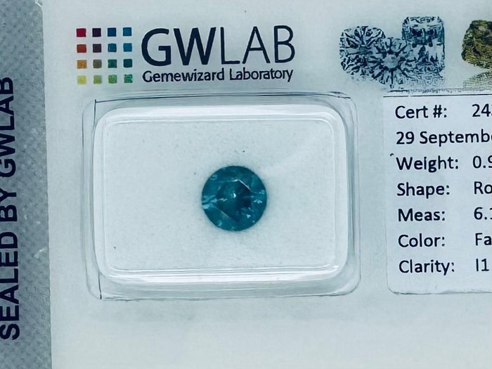 Ingen mindstepris - 1 pcs Diamant  (Farvebehandlet)  - 0.92 ct - Rund - Fancy vivid Blå - I1 - Gemewizard Gemological Laboratory (GWLab)