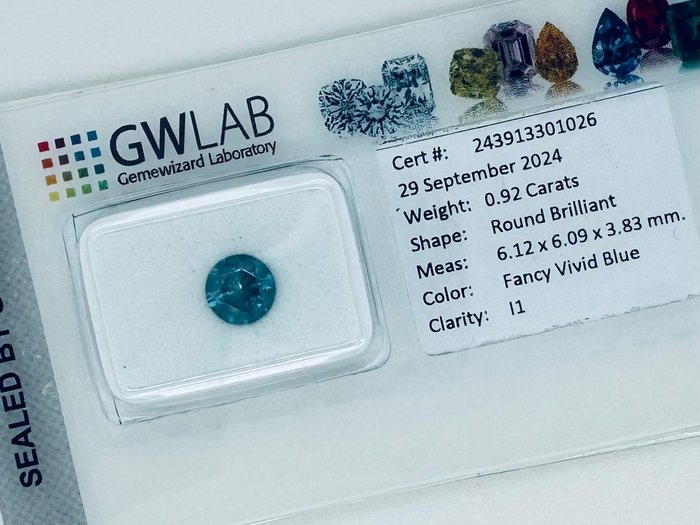 Ingen mindstepris - 1 pcs Diamant  (Farvebehandlet)  - 0.92 ct - Rund - Fancy vivid Blå - I1 - Gemewizard Gemological Laboratory (GWLab)