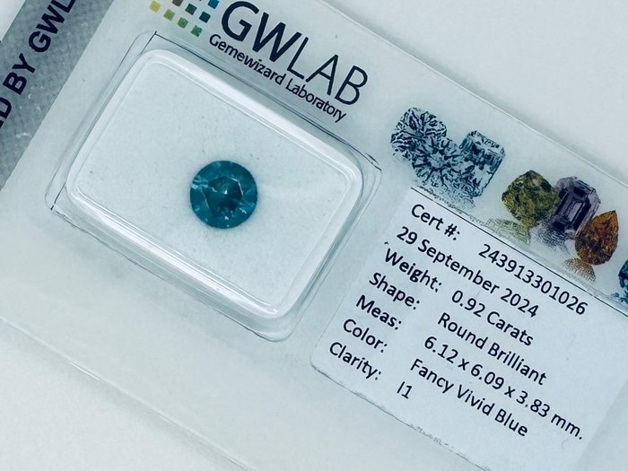 Ingen mindstepris - 1 pcs Diamant  (Farvebehandlet)  - 0.92 ct - Rund - Fancy vivid Blå - I1 - Gemewizard Gemological Laboratory (GWLab)