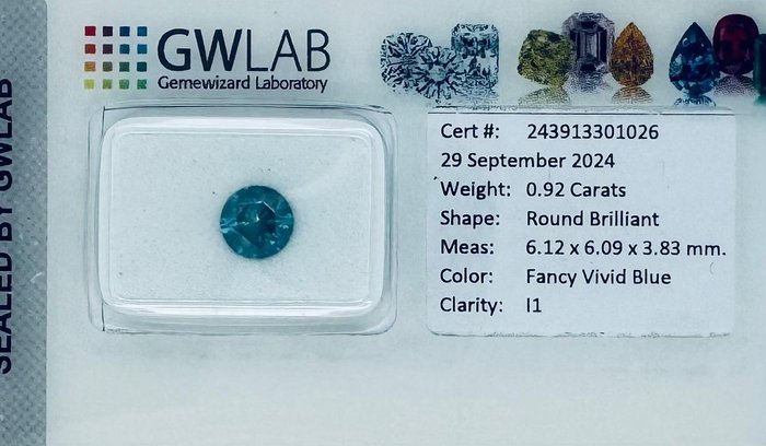 Ingen mindstepris - 1 pcs Diamant  (Farvebehandlet)  - 0.92 ct - Rund - Fancy vivid Blå - I1 - Gemewizard Gemological Laboratory (GWLab)