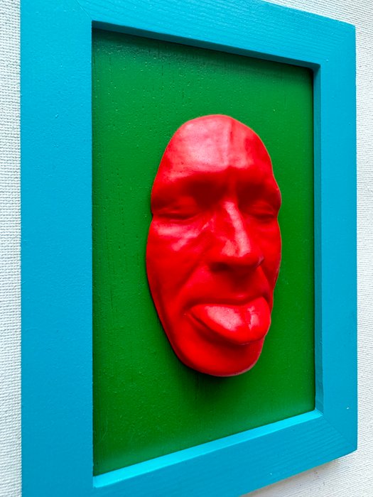 Gregos (1972) - Small red mockery on green background-blue light frame