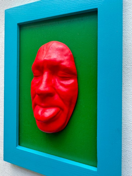 Gregos (1972) - Small red mockery on green background-blue light frame