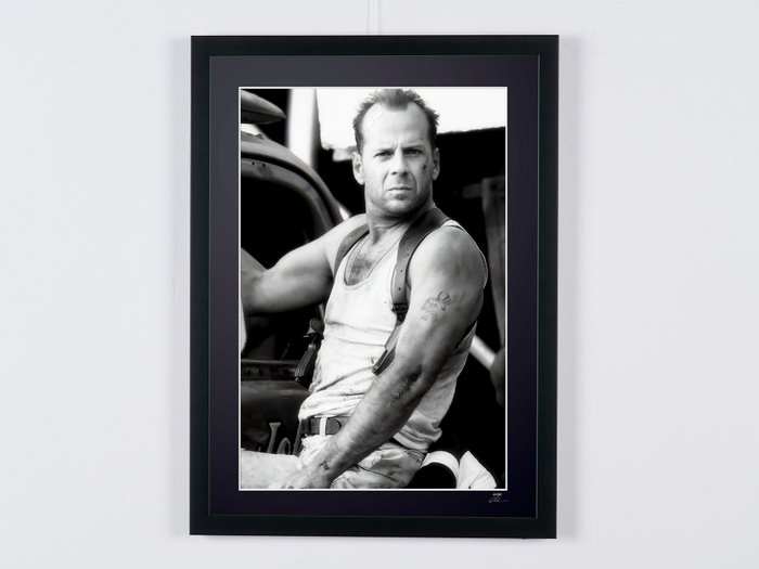 Bruce Willis as "John McClane" - Die Hard with a Vengeance (1995) - Fine Art Photography - Luxury Wooden Framed 70X50 cm - Limited Edition Nr 03 of 30 - Serial ID 16740 - Original Certificate (COA) Hologram Logo Editor and QR Code - 100% New items