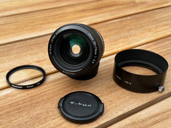 Nikon Zoomlens Series E 36-72mm 1:35 met doppen en org HK-8 zonnekap Kameralinse