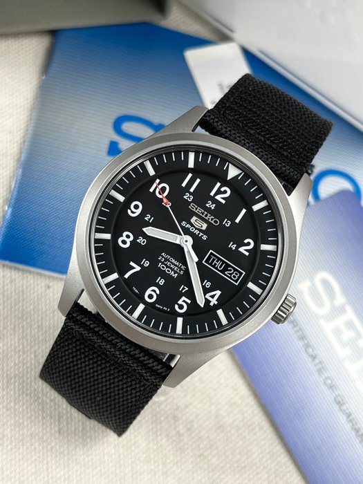 Seiko - 5 Sports Military - Day/Date - Ingen mindstepris - SNZG15K1 - Mænd - 2011-nu