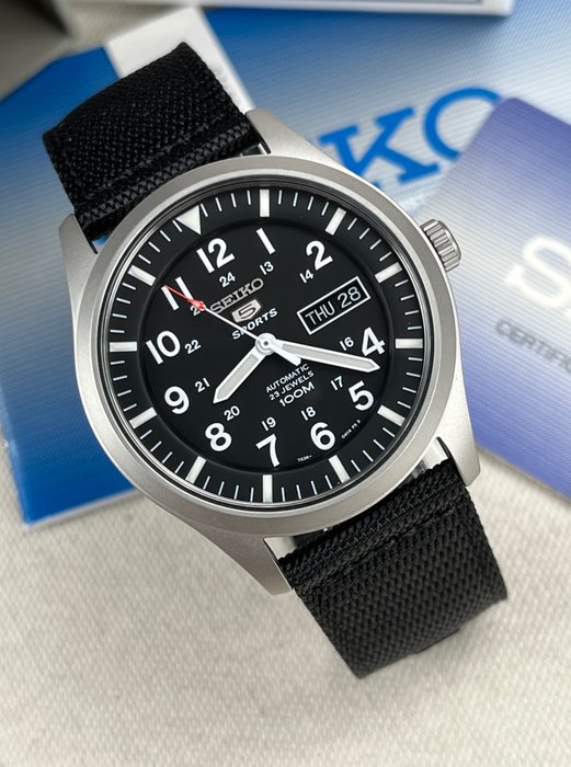 Seiko - 5 Sports Military - Day/Date - Ingen mindstepris - SNZG15K1 - Mænd - 2011-nu