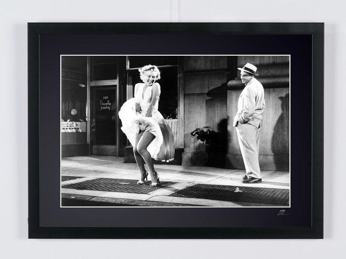 The Seven Year Itch 1955 - Marilyn Monroe y Tom Ewell - Fine Art Photography - Luxury Wooden Framed 70X50 cm - Limited Edition Nr 06 of 30 - Serial ID 30168 - Original Certificate (COA), Hologram Logo Editor and QR Code - 100% New items.