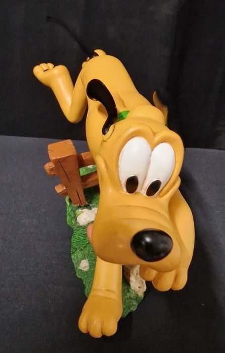 Disney - Pluto - 1 - Classic Pluto Springt Over Hekje  Disney Beeldje