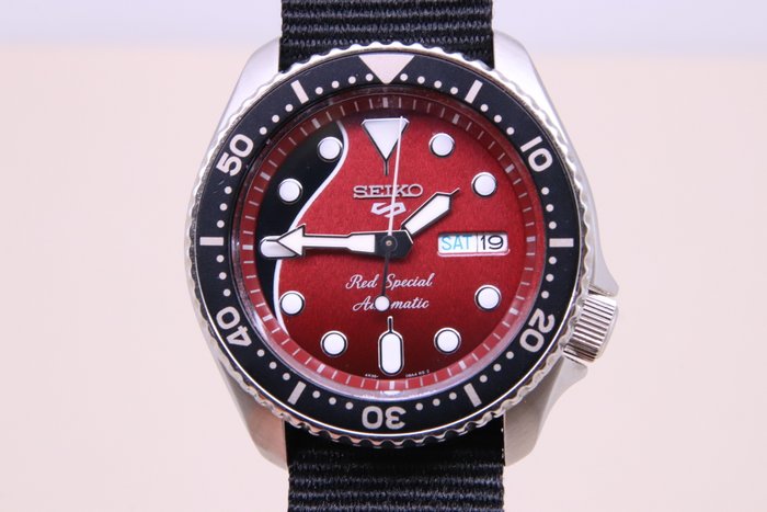 Seiko - Seiko 5 - SRPE83K1 | 4R36-08H0 | Brian May Limited Edition - Mænd - 2011-nu