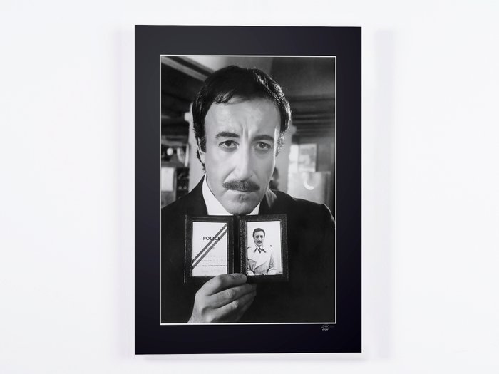 THE RETURN OF PINK PANTHER 1975 - PETER SELLERS ( 1925 - 1980 ) - Fine Art Photography - Luxury Wooden Framed 70X50 cm - Limited Edition Nr 04 of 30 - Serial ID 16817 - Original Certificate (COA), Hologram Logo Editor and QR Code - 100% New items.