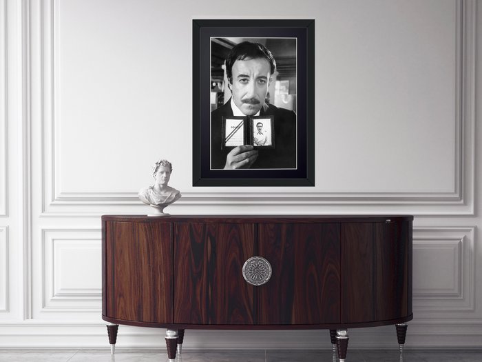 THE RETURN OF PINK PANTHER 1975 - PETER SELLERS ( 1925 - 1980 ) - Fine Art Photography - Luxury Wooden Framed 70X50 cm - Limited Edition Nr 04 of 30 - Serial ID 16817 - Original Certificate (COA), Hologram Logo Editor and QR Code - 100% New items.