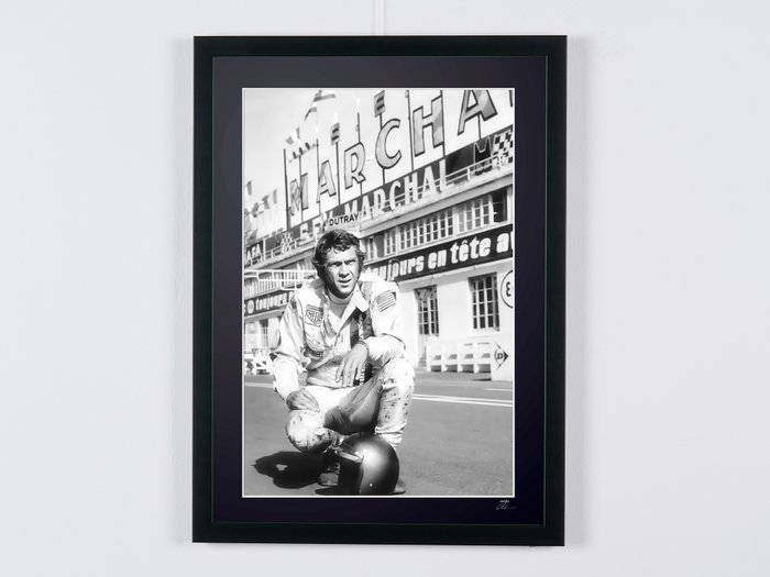 Le Mans 1971 - Steve Mc Queen as "Michael Delaney" - Porsche Driver - Photographie, Luxury Wooden Framed 70X50 cm - Limited Edition Nr 04 of 30 - Serial ID 20521 - Original Certificate (COA), Hologram Logo Editor and QR Code - 100% New items.