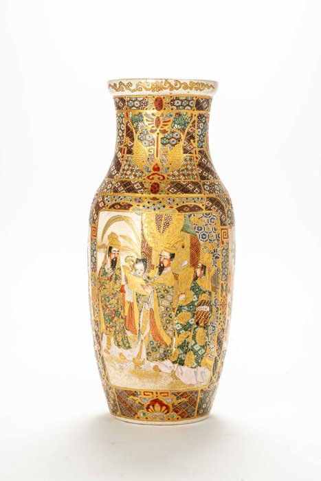 Vase - Emalje, Guld, Keramik, En balusterformet Satsuma vase fint malet med paneler af Samurai og Shinto ceremoni - Japan - Meiji-perioden (slutningen af det 19. århundrede)