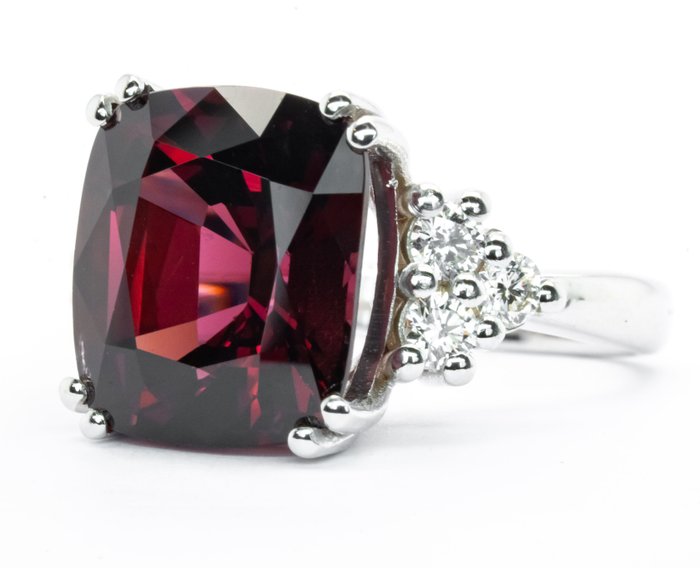 Ring - 18 kraat Hvidguld, Dyb rød (Ceylon) -  9.67ct. tw. Spinel - Diamant - 0,45 ct VS