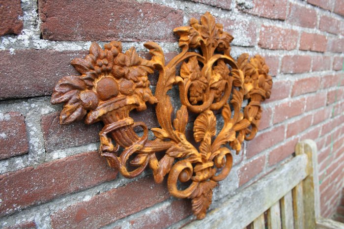 Skulptur, "Wall Ornament with grapes and flowers" - 50 cm - Støbejern