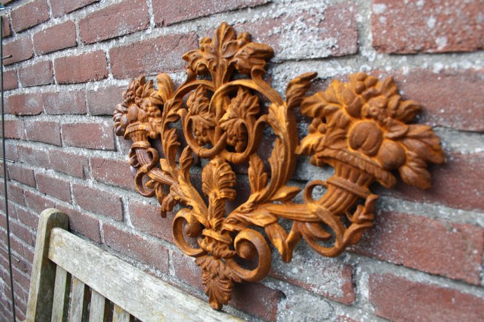 Skulptur, "Wall Ornament with grapes and flowers" - 50 cm - Støbejern