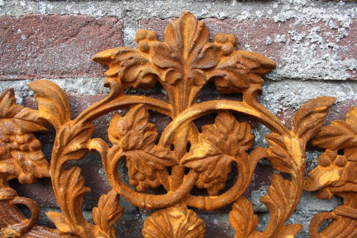 Skulptur, "Wall Ornament with grapes and flowers" - 50 cm - Støbejern