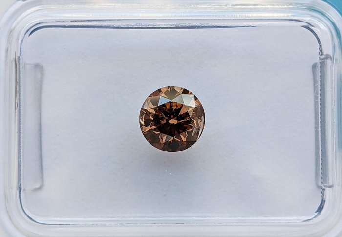 Ingen mindstepris - 1 pcs Diamant  (Naturfarvet)  - 0.61 ct - Rund - Fancy deep Brun Orange - I1 - International Gemological Institute (IGI)