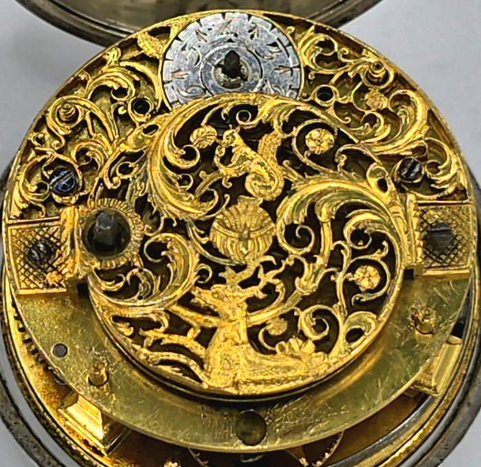 F P Krone  - Hohe frühe Sackuhr - Arcadenziffernblatt - Kloben mit Hirsch + Eichhörnchen - England omkring 1740