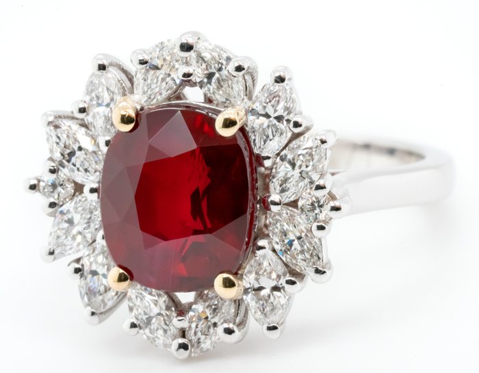 Ring - 18 kraat Hvidguld, 'Pigeon Blood Red' (Mozambique) -  4.04ct. tw. Rubin - Diamant - 1,12 ct - VS