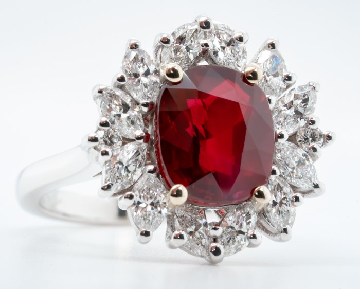 Ring - 18 kraat Hvidguld, 'Pigeon Blood Red' (Mozambique) -  4.04ct. tw. Rubin - Diamant - 1,12 ct - VS