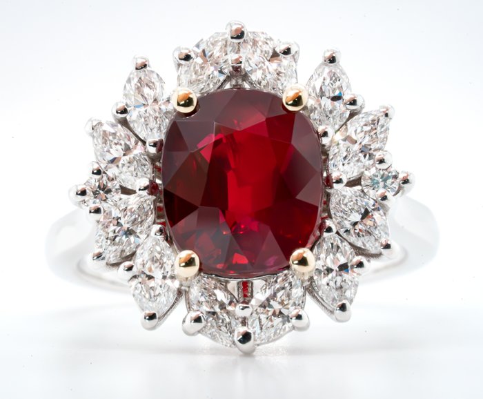 Ring - 18 kraat Hvidguld, 'Pigeon Blood Red' (Mozambique) -  4.04ct. tw. Rubin - Diamant - 1,12 ct - VS