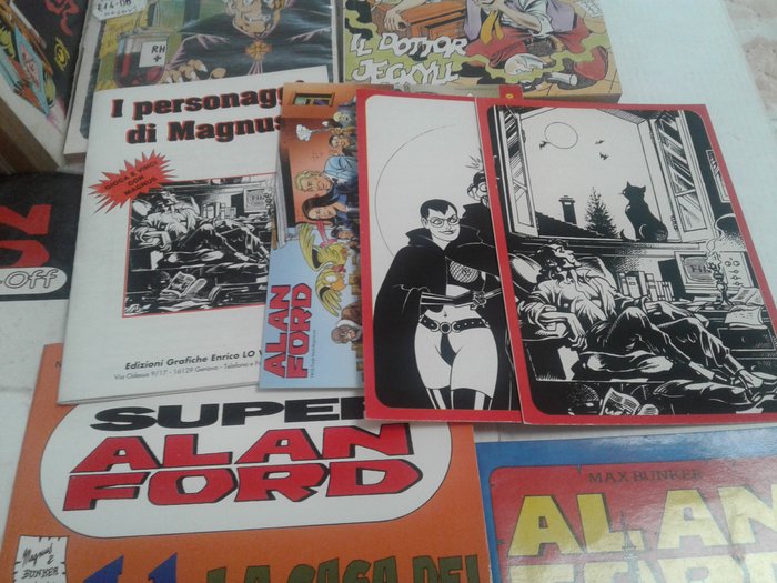 Alan Ford 27x fumetti originali fascia 71/153 - + 10x speciali, cartoline e gadget vari - 1 Comic collection - Første udgave - 1975