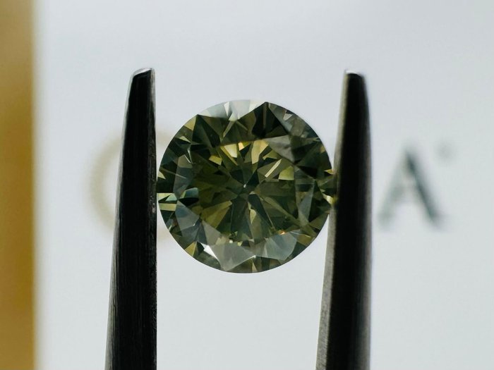 1 pcs Diamant  (Farvebehandlet)  - 0.64 ct - Rund - Fancy Gul Grøn - SI2 - Gemological Institute of America (GIA)