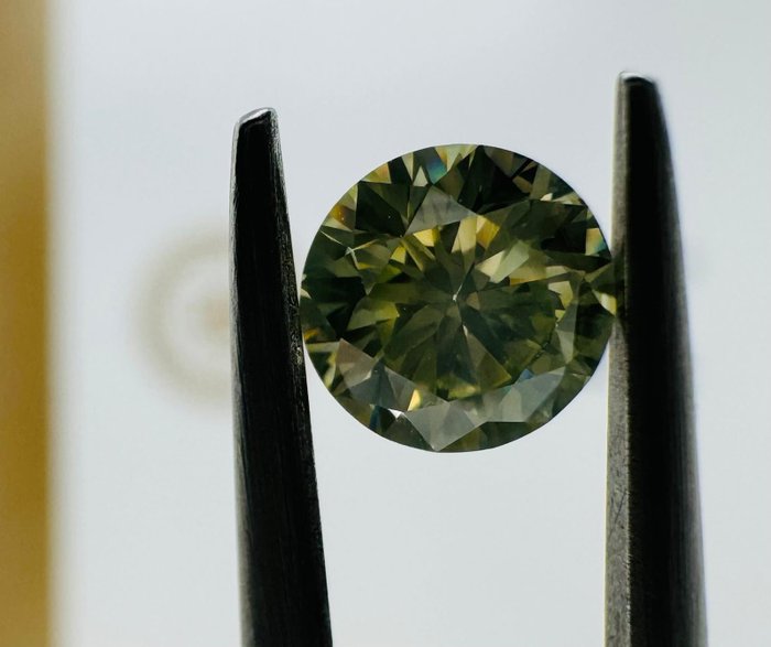 1 pcs Diamant  (Farvebehandlet)  - 0.64 ct - Rund - Fancy Gul Grøn - SI2 - Gemological Institute of America (GIA)