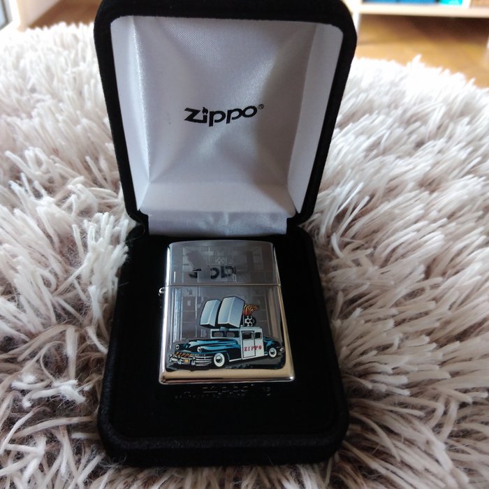 Zippo - Orig. Zippo Silkbox - Chrysler Saratoga Zippo 1st. Car of the Founder - Lighter - Højpoleret krom -  (2)