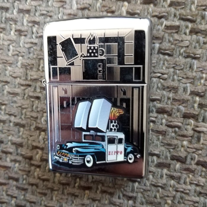 Zippo - Orig. Zippo Silkbox - Chrysler Saratoga Zippo 1st. Car of the Founder - Lighter - Højpoleret krom -  (2)