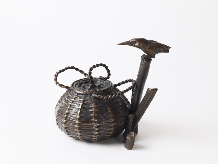 Incense Burner Koro 香炉 in the Shape of a Fish Basket 魚籠 and Kingfisher 翡翠 with Signed Box - Røgelsesbrænder - Metal