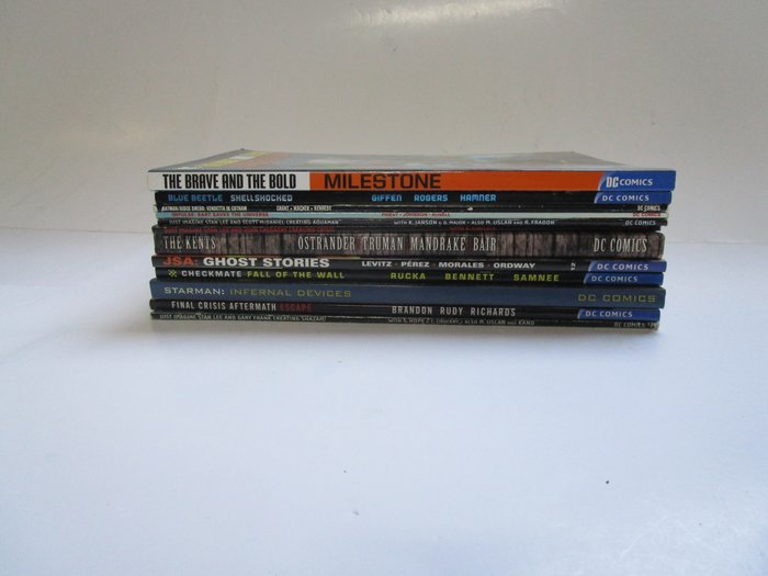 Brave and the bold - Blue Beetle - JSA - Aquaman - Final Crisis - Batman - And more - 12x paperbacks - 12 Album - Første udgave/genoptryk