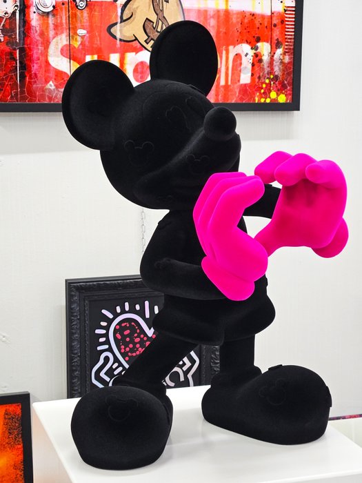 Patryk Konrad - Mickey love true black resin sculpture - Limited edition