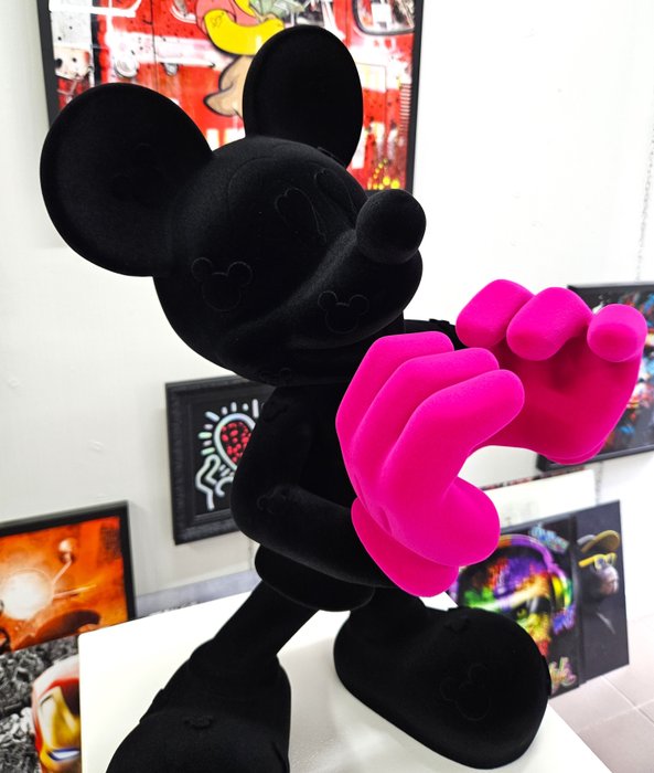 Patryk Konrad - Mickey love true black resin sculpture - Limited edition