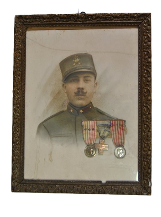 Italien - Militærmedalje - Portræt i pastel af en kongelig italiensk hær-infanterist med 3 medaljer fra Første Krig - 1915