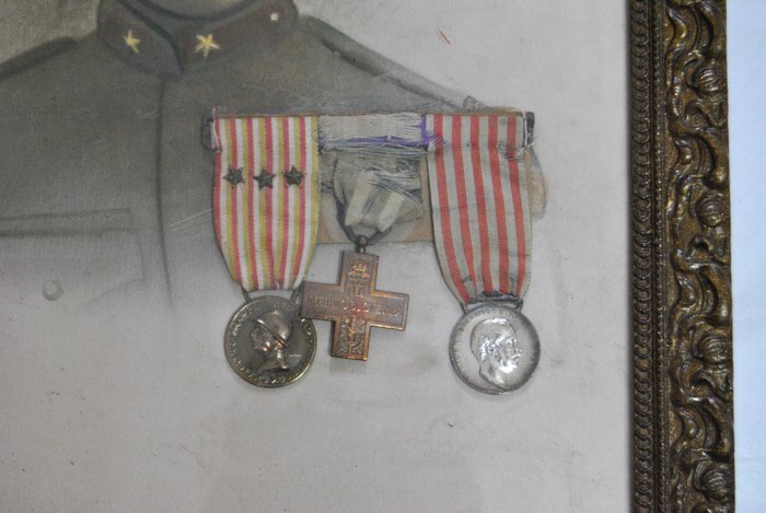 Italien - Militærmedalje - Portræt i pastel af en kongelig italiensk hær-infanterist med 3 medaljer fra Første Krig - 1915