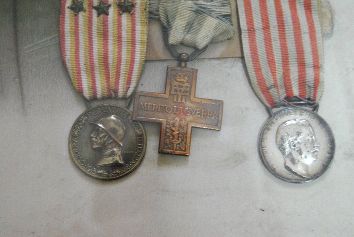 Italien - Militærmedalje - Portræt i pastel af en kongelig italiensk hær-infanterist med 3 medaljer fra Første Krig - 1915